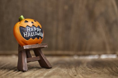 Cadılar Bayramı Balkabağı oyuncak dekorasyon ahşap masa arka planda tatil fikirleri için yaratıcı kompozisyon için Cadılar Bayramı partisi bezemeli ya parani ya canini, oda ışığında