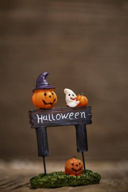 Cadılar Bayramı Balkabağı oyuncak dekorasyon ahşap masa arka planda tatil fikirleri için yaratıcı kompozisyon için Cadılar Bayramı partisi bezemeli ya parani ya canini, oda ışığında