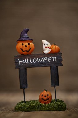 Cadılar Bayramı Balkabağı oyuncak dekorasyon ahşap masa arka planda tatil fikirleri için yaratıcı kompozisyon için Cadılar Bayramı partisi bezemeli ya parani ya canini, oda ışığında