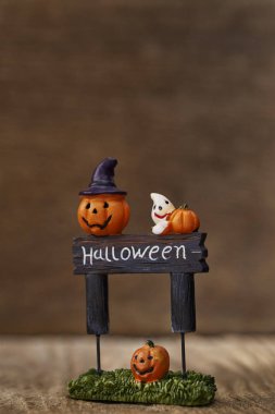 Cadılar Bayramı Balkabağı oyuncak dekorasyon ahşap masa arka planda tatil fikirleri için yaratıcı kompozisyon için Cadılar Bayramı partisi bezemeli ya parani ya canini, oda ışığında