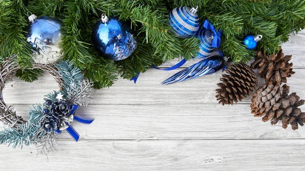 Weihnachtsschmuck Einem Weihnachtsbaum Auf Dem Alten Holzboden Aus Weißer Eiche — Stockfoto