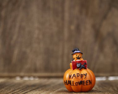 Cadılar Bayramı Balkabağı oyuncak dekorasyon ahşap masa arka planda tatil fikirleri için yaratıcı kompozisyon için Cadılar Bayramı partisi bezemeli ya parani ya canini, oda ışığında