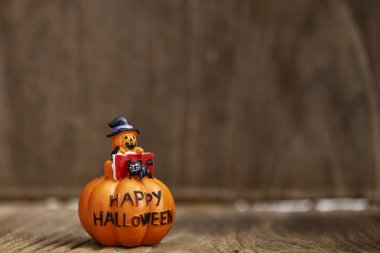 Cadılar Bayramı Balkabağı oyuncak dekorasyon ahşap masa arka planda tatil fikirleri için yaratıcı kompozisyon için Cadılar Bayramı partisi bezemeli ya parani ya canini, oda ışığında