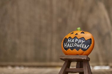 Cadılar Bayramı Balkabağı oyuncak dekorasyon ahşap masa arka planda tatil fikirleri için yaratıcı kompozisyon için Cadılar Bayramı partisi bezemeli ya parani ya canini, oda ışığında