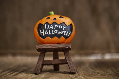 Cadılar Bayramı Balkabağı oyuncak dekorasyon ahşap masa arka planda tatil fikirleri için yaratıcı kompozisyon için Cadılar Bayramı partisi bezemeli ya parani ya canini, oda ışığında