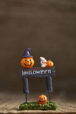 Cadılar Bayramı Balkabağı oyuncak dekorasyon ahşap masa arka planda tatil fikirleri için yaratıcı kompozisyon için Cadılar Bayramı partisi bezemeli ya parani ya canini, oda ışığında