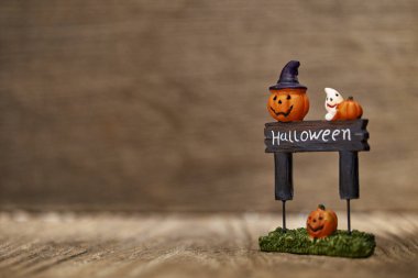 Cadılar Bayramı Balkabağı oyuncak dekorasyon ahşap masa arka planda tatil fikirleri için yaratıcı kompozisyon için Cadılar Bayramı partisi bezemeli ya parani ya canini, oda ışığında