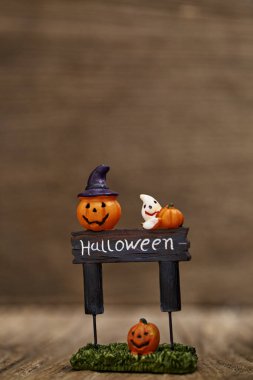 Cadılar Bayramı Balkabağı oyuncak dekorasyon ahşap masa arka planda tatil fikirleri için yaratıcı kompozisyon için Cadılar Bayramı partisi bezemeli ya parani ya canini, oda ışığında