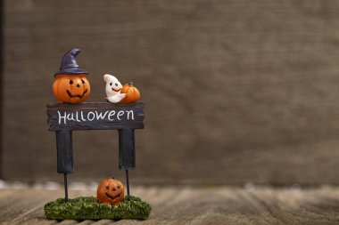 Cadılar Bayramı Balkabağı oyuncak dekorasyon ahşap masa arka planda tatil fikirleri için yaratıcı kompozisyon için Cadılar Bayramı partisi bezemeli ya parani ya canini, oda ışığında