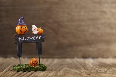 Cadılar Bayramı Balkabağı oyuncak dekorasyon ahşap masa arka planda tatil fikirleri için yaratıcı kompozisyon için Cadılar Bayramı partisi bezemeli ya parani ya canini, oda ışığında