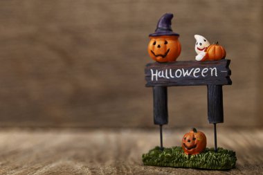 Cadılar Bayramı Balkabağı oyuncak dekorasyon ahşap masa arka planda tatil fikirleri için yaratıcı kompozisyon için Cadılar Bayramı partisi bezemeli ya parani ya canini, oda ışığında