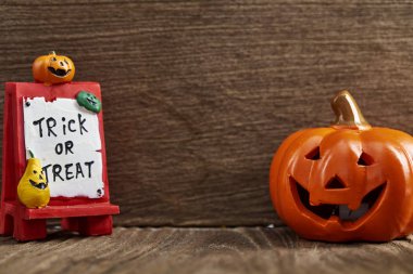 Cadılar Bayramı Balkabağı oyuncak dekorasyon ahşap masa arka planda tatil fikirleri için yaratıcı kompozisyon için Cadılar Bayramı partisi bezemeli ya parani ya canini, oda ışığında