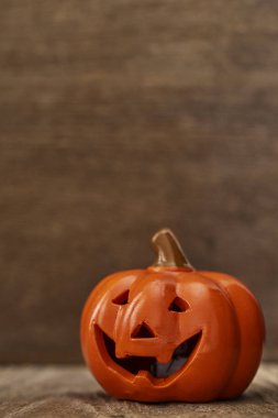 Cadılar Bayramı Balkabağı oyuncak dekorasyon ahşap masa arka planda tatil fikirleri için yaratıcı kompozisyon için Cadılar Bayramı partisi bezemeli ya parani ya canini, oda ışığında