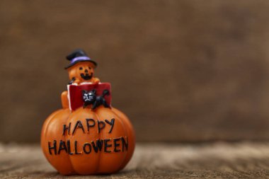 Cadılar Bayramı Balkabağı oyuncak dekorasyon ahşap masa arka planda tatil fikirleri için yaratıcı kompozisyon için Cadılar Bayramı partisi bezemeli ya parani ya canini, oda ışığında