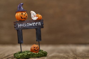 Cadılar Bayramı Balkabağı oyuncak dekorasyon ahşap masa arka planda tatil fikirleri için yaratıcı kompozisyon için Cadılar Bayramı partisi bezemeli ya parani ya canini, oda ışığında