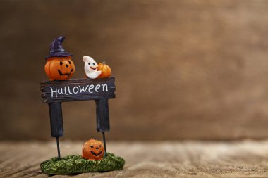 Cadılar Bayramı Balkabağı oyuncak dekorasyon ahşap masa arka planda tatil fikirleri için yaratıcı kompozisyon için Cadılar Bayramı partisi bezemeli ya parani ya canini, oda ışığında