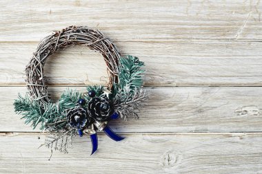 Noel çelenk Beyaz ahşap tablo tarafından gelen doğal güneş ışığı taklit eder..