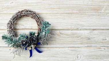 Noel çelenk Beyaz ahşap tablo tarafından gelen doğal güneş ışığı taklit eder..