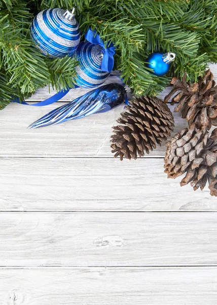 Weihnachtsschmuck Einem Weihnachtsbaum Auf Dem Alten Holzboden Aus Weißer Eiche — Stockfoto