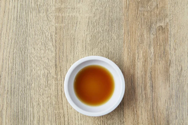 木桌上的日本酱油 带复印空间和文字的顶部视图 — 图库照片