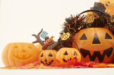 Beyaz arka plan boş metin tatil fikirleri bir Cadılar Bayramı partisinde süslemeleri