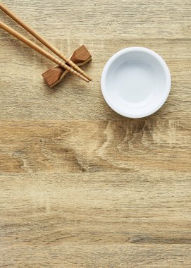 Yemek çubukları ve ahşap masa arka plan üzerinde beyaz kase. Yat, alanı Kopyala. Tasarım, Güneş öğle vakti, Japon tarzı.