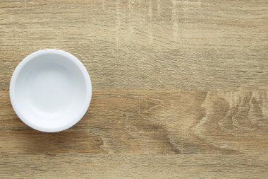 ahşap masa arka plan üzerinde beyaz kase. Yat, alanı Kopyala. Tasarım, Güneş öğle vakti, Japon tarzı.