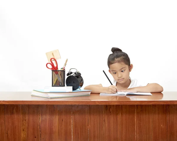 Aziatische Meisje Geconcentreerd Terwijl Het Doen Van Haar Huiswerk Leeg — Stockfoto