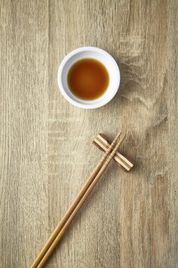 Yemek çubukları ve ahşap masa arka plan kopya alanı ile soya sosu. Tasarım, Güneş öğle vakti, Japon tarzı.