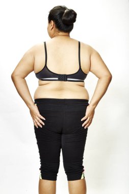 Şişman genç kadın Tay arka görünümü Studio beyaz arka plan üzerinde.