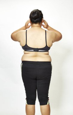 Şişman genç kadın Tay arka görünümü Studio beyaz arka plan üzerinde.