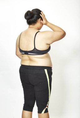 Şişman genç kadın Tay arka görünümü Studio beyaz arka plan üzerinde.