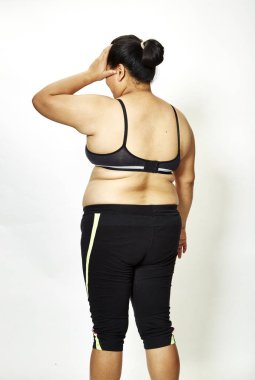 Şişman genç kadın Tay arka görünümü Studio beyaz arka plan üzerinde.