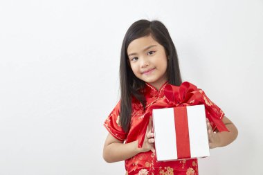 Çinli kız sekiz yaşında bir kız ile Çin yeni yılı 2019 hediye kutusu üzerinde beyaz backgrond, kavram yeni yıl satış ile
