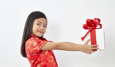 Çinli kız sekiz yaşında bir kız ile Çin yeni yılı 2019 hediye kutusu üzerinde beyaz backgrond, kavram yeni yıl satış ile