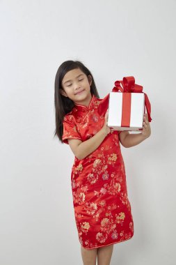 Çinli kız sekiz yaşında bir kız ile Çin yeni yılı 2019 hediye kutusu üzerinde beyaz backgrond, kavram yeni yıl satış ile