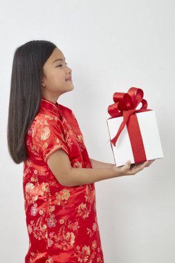 Çinli kız sekiz yaşında bir kız ile Çin yeni yılı 2019 hediye kutusu üzerinde beyaz backgrond, kavram yeni yıl satış ile