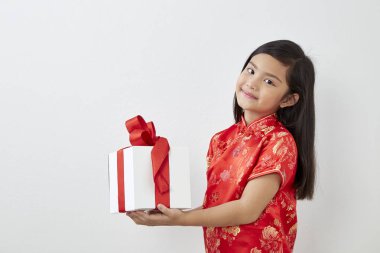 Çinli kız sekiz yaşında bir kız ile Çin yeni yılı 2019 hediye kutusu üzerinde beyaz backgrond, kavram yeni yıl satış ile