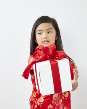 Çinli kız sekiz yaşında bir kız ile Çin yeni yılı 2019 hediye kutusu üzerinde beyaz backgrond, kavram yeni yıl satış ile