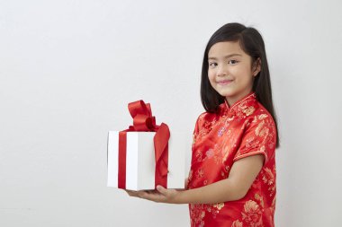 Çinli kız sekiz yaşında bir kız ile Çin yeni yılı 2019 hediye kutusu üzerinde beyaz backgrond, kavram yeni yıl satış ile