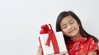 Çinli kız sekiz yaşında bir kız ile Çin yeni yılı 2019 hediye kutusu üzerinde beyaz backgrond, kavram yeni yıl satış ile