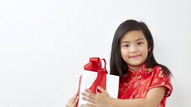 Çinli kız sekiz yaşında bir kız ile Çin yeni yılı 2019 hediye kutusu üzerinde beyaz backgrond, kavram yeni yıl satış ile