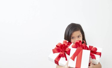 Çinli kız sekiz yaşında bir kız ile Çin yeni yılı 2019 hediye kutusu üzerinde beyaz backgrond, kavram yeni yıl satış ile