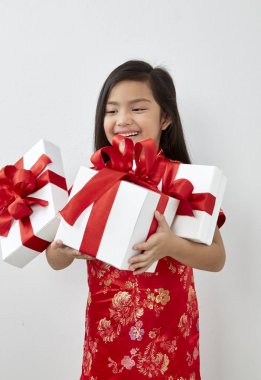 Çinli kız sekiz yaşında bir kız ile Çin yeni yılı 2019 hediye kutusu üzerinde beyaz backgrond, kavram yeni yıl satış ile