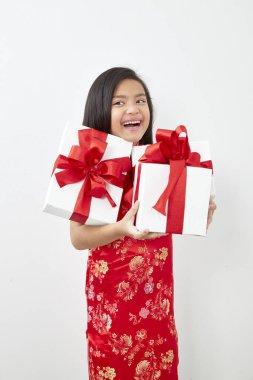 Çinli kız sekiz yaşında bir kız ile Çin yeni yılı 2019 hediye kutusu üzerinde beyaz backgrond, kavram yeni yıl satış ile