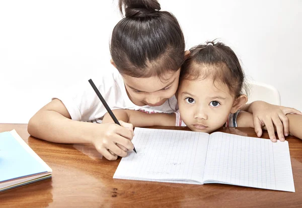Twee Kleine Meisjes Thaise Huiswerk Teak Houten Tafel Ruimte Voor — Stockfoto