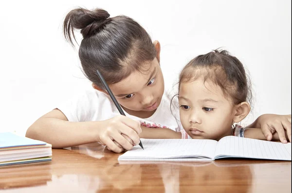 Twee Kleine Meisjes Thaise Huiswerk Teak Houten Tafel Ruimte Voor — Stockfoto