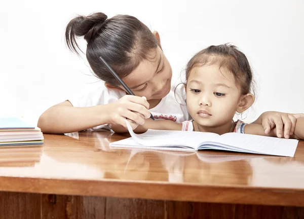 Twee Kleine Meisjes Thaise Huiswerk Teak Houten Tafel Ruimte Voor — Stockfoto