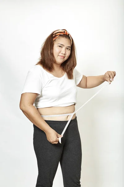 Толстая Молодая Женщина Азиатка Мерной Лентой Студии Белом Фоне — стоковое фото
