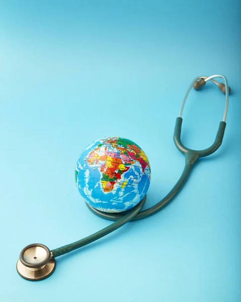 Stethoscope Wrapped Globe Blue Background Wold Global Healthcare Green Earth — Stock Photo, Image